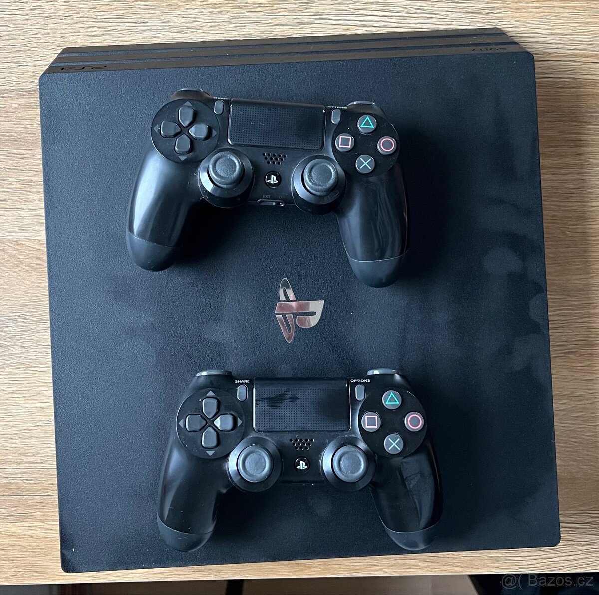 Playstation 4 Pro, 1TB + 2 ovladače