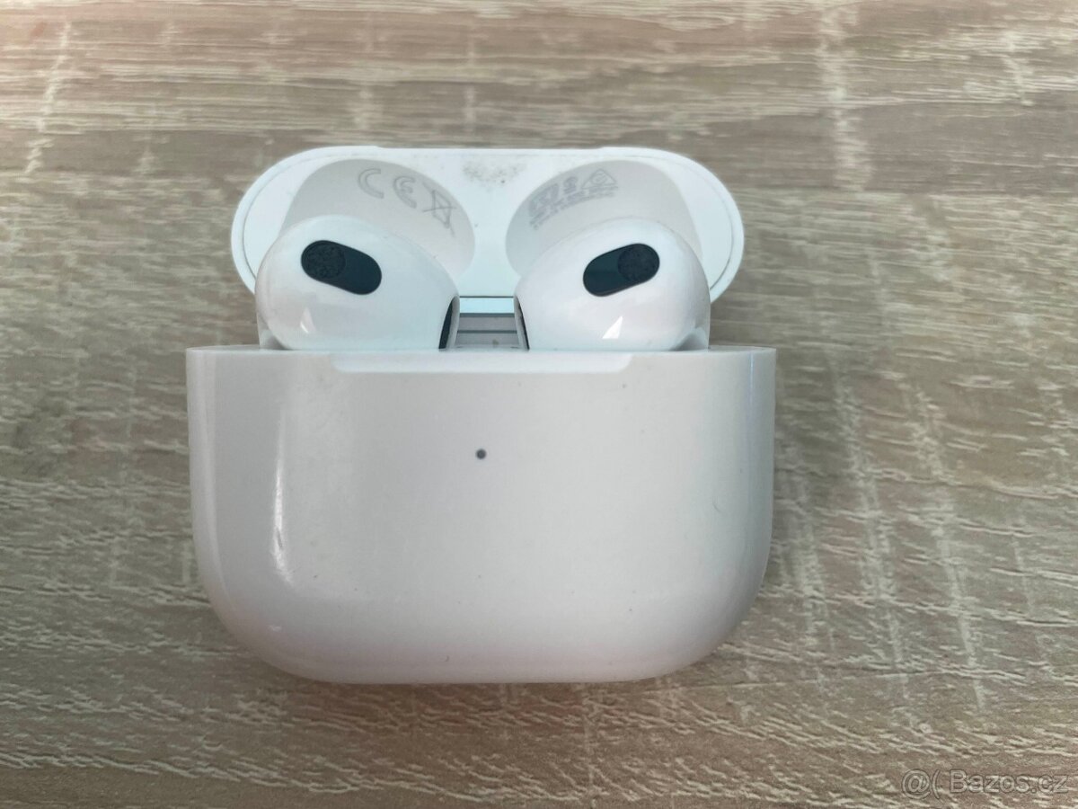 Apple AirPods 3. generace s nabíjecím pouzdrem Lightning