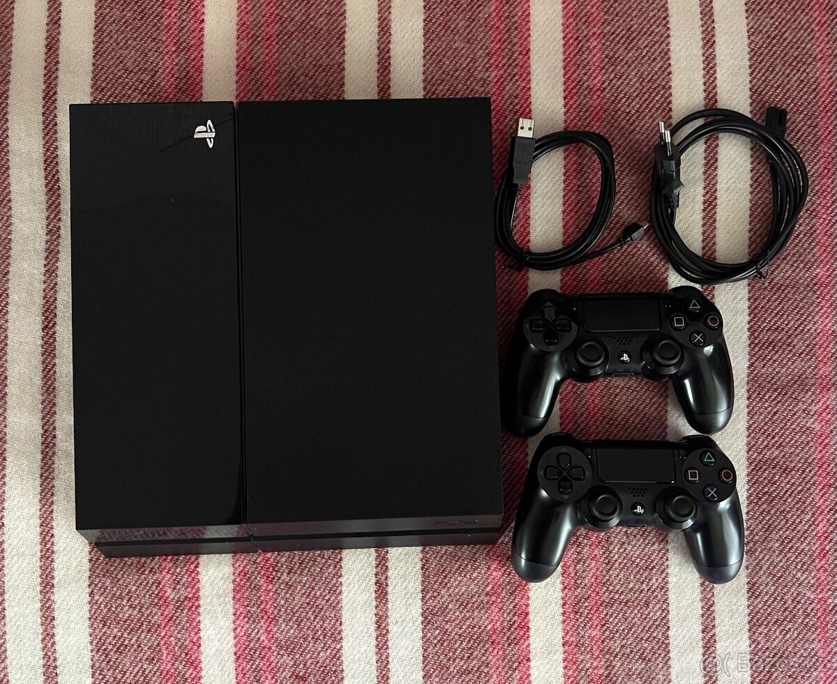 PlayStation 4 500gb + 2 ovladače