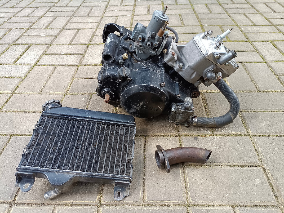 Motor na motocykl suzuki 125 ccm vodou chlazený mikuni