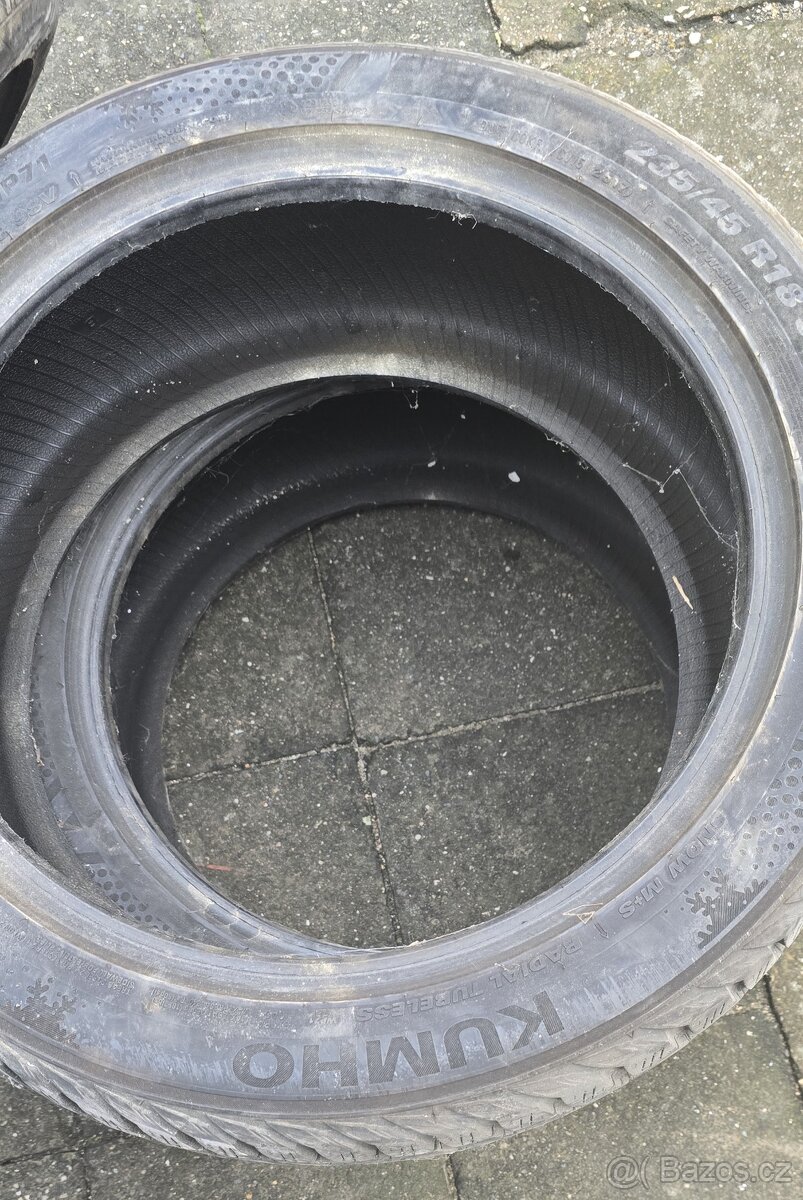 235/45 R18 - zimní (Kumho + Pirreli)