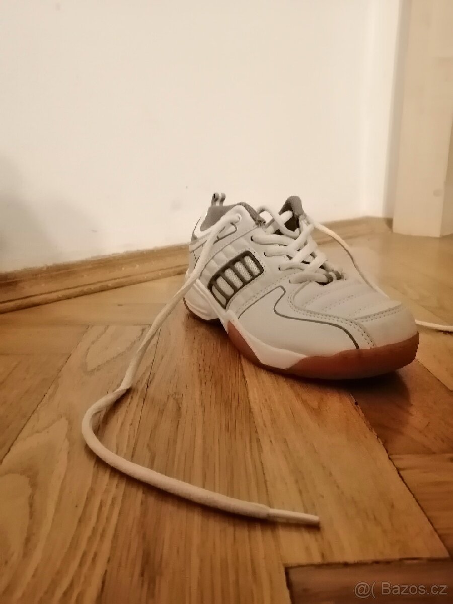 Úplně nové sálové boty velikost 31