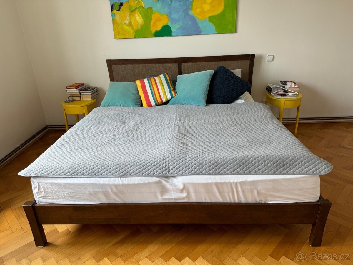 Masivní dřevěná postel 180x200 vč. roštů a matrací