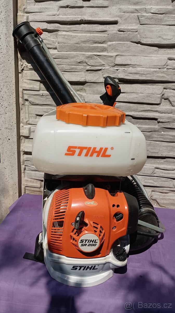 Rosič, postřikovač Stihl SR 200.