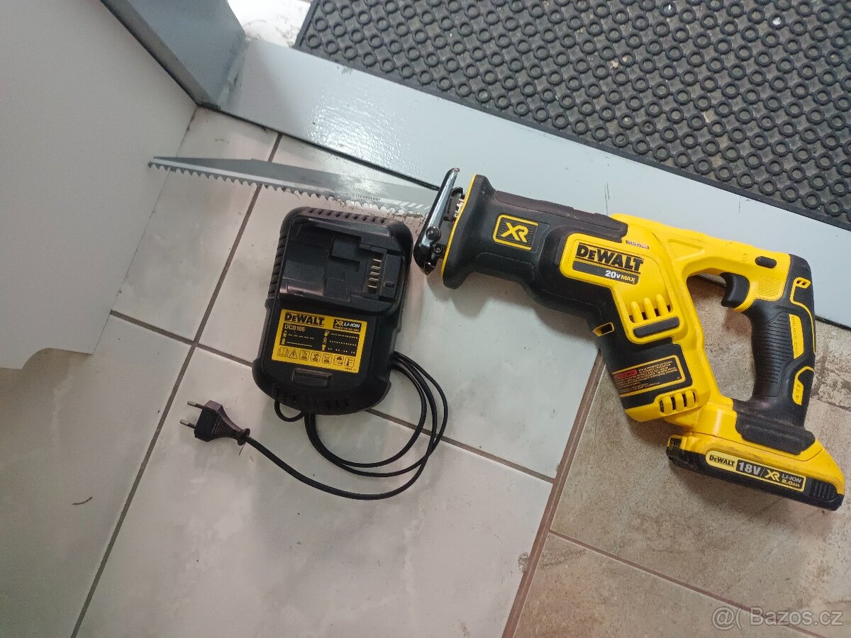 Aku šavlová pila DeWalt 18V, nabíječka 230V, baterie