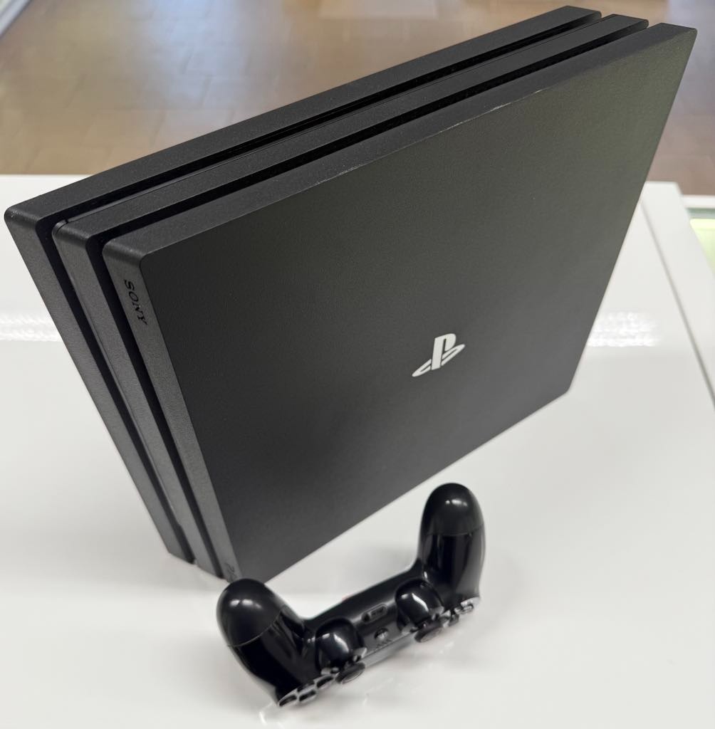 PlayStation 4 PRO - 1000GB + JOY perfektní stav