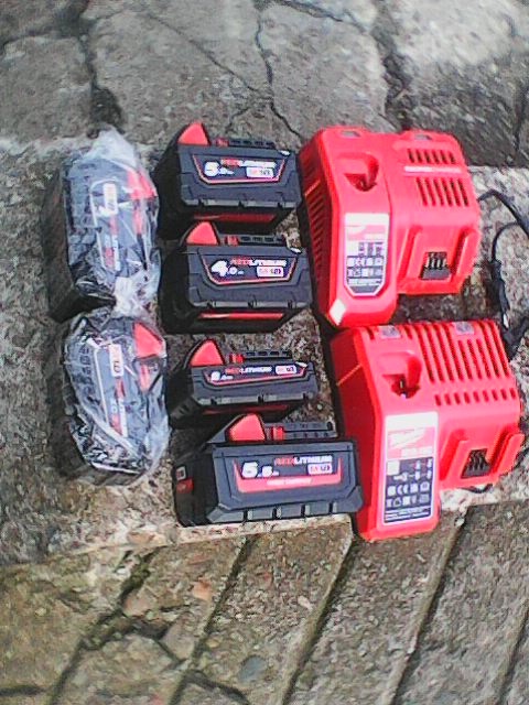 Milwaukee M18 baterie a nabijecka M12 a M18