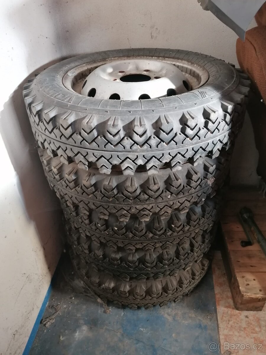 Prodám 5 ks kol Lada NIVA Voltyre 175/80 R16