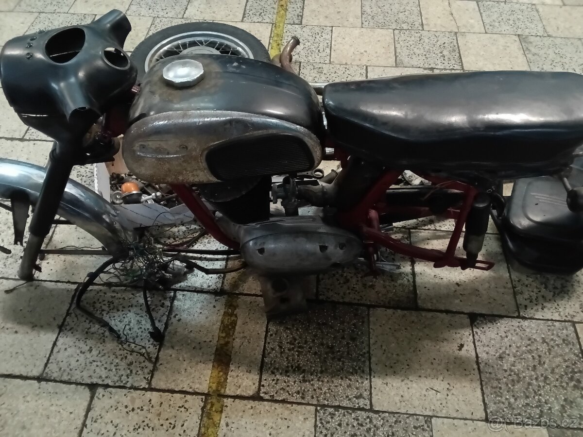 Jawa panelka 592