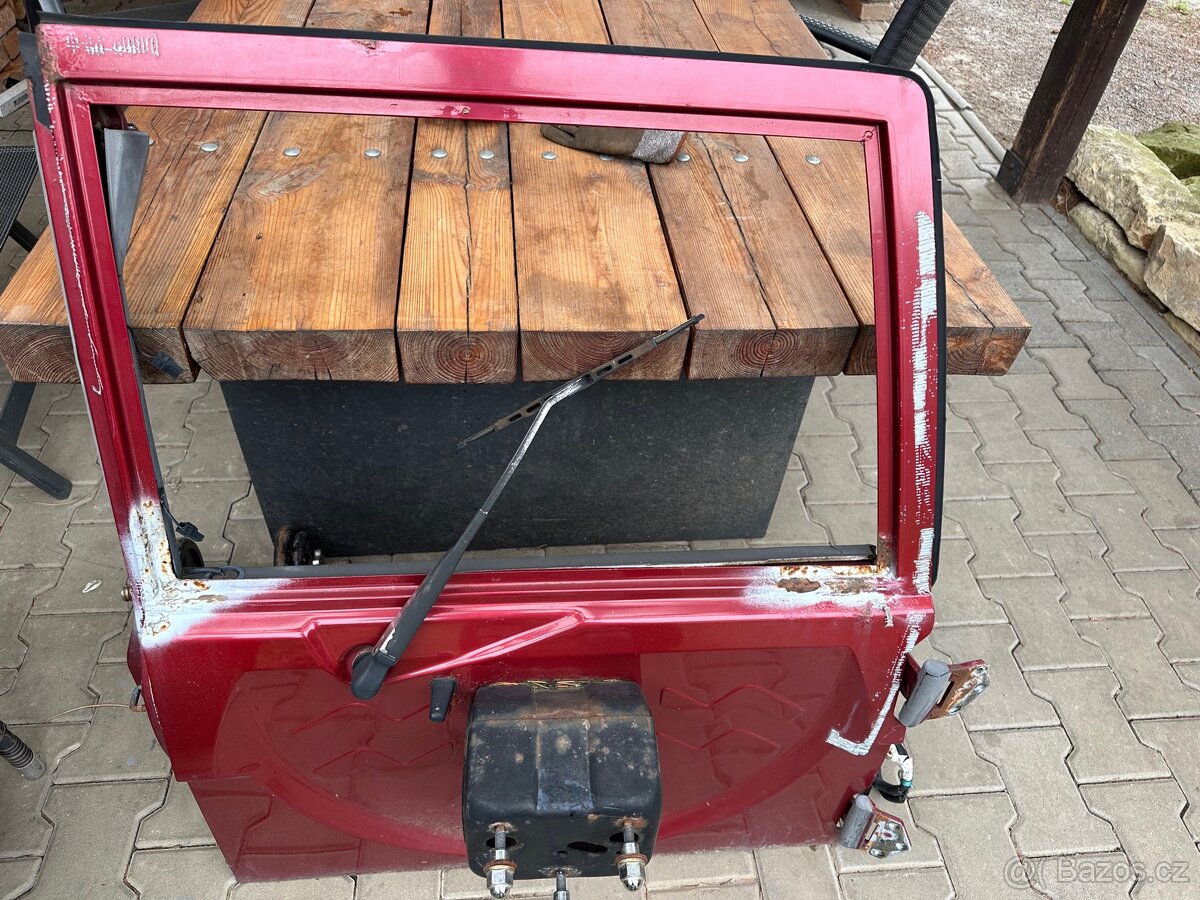 Páté pravé dveře nissan patrol Y60