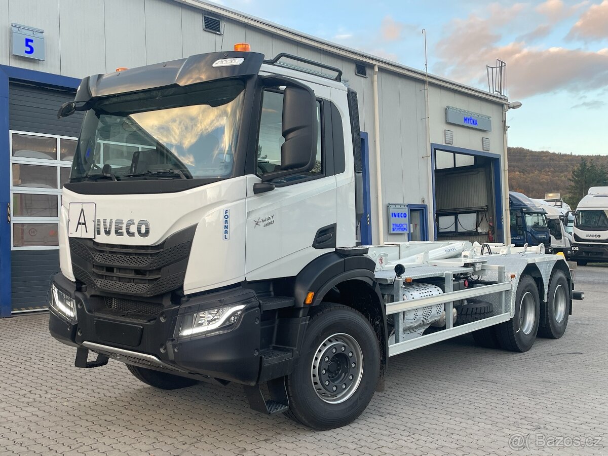 IVECO X-WAY 300X48P HR OFF 6x4 hákový nosič kontejneru 20T