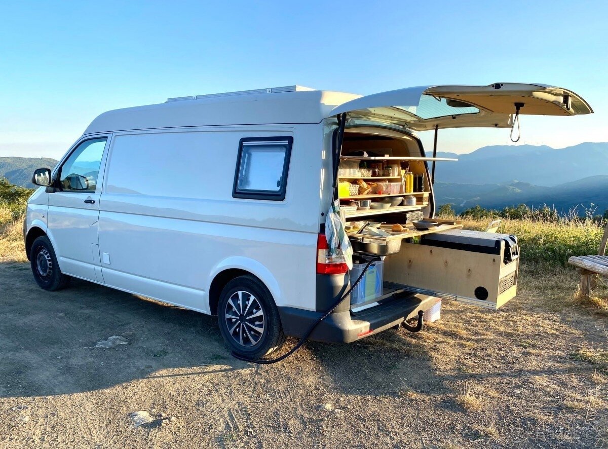 VW Transporter T5 2l TDI s obytnou vestavbou