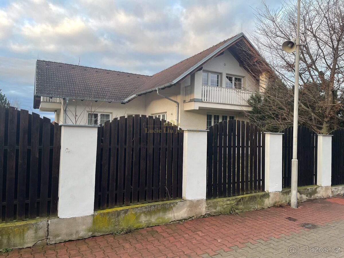 Prodej rodinného domu 8+1 s garáží, pozemek 784 m², obec Hor