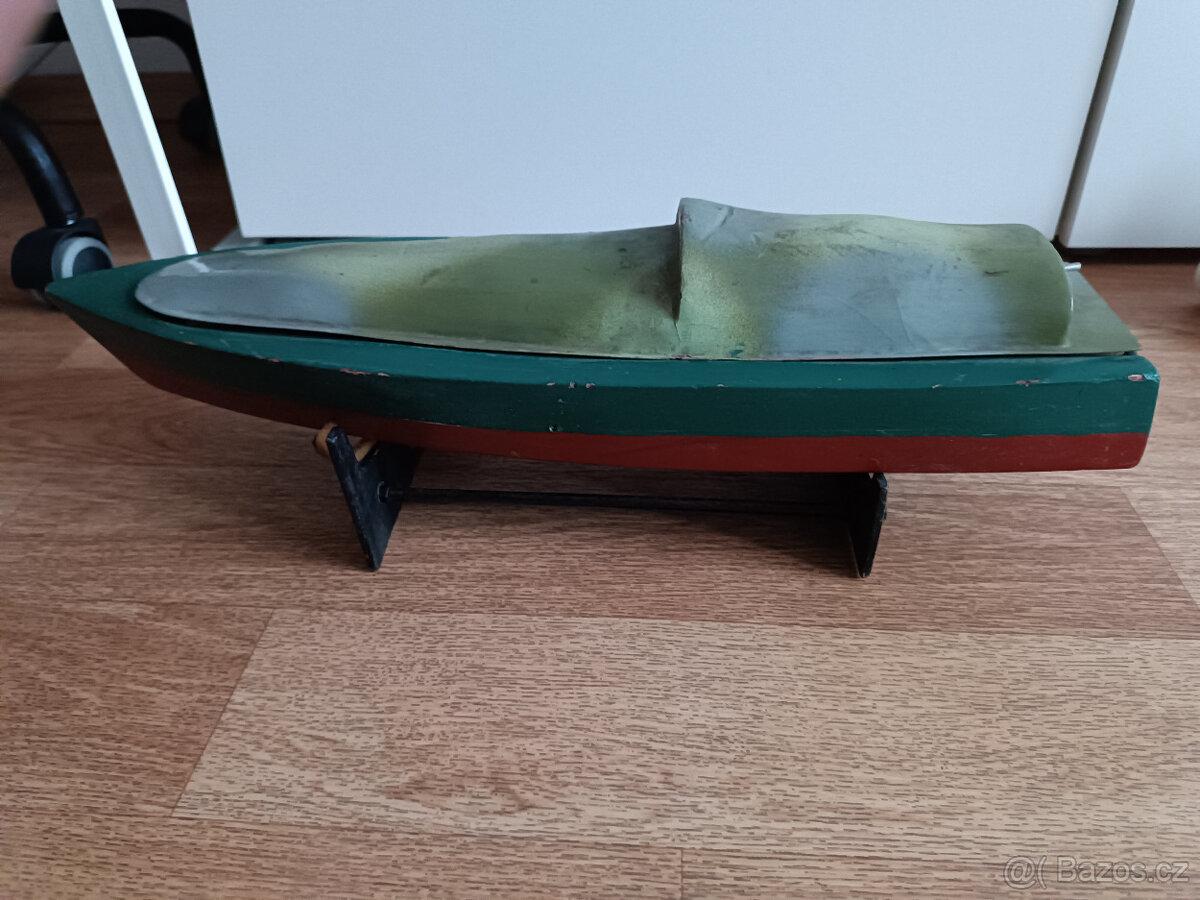 model dřevěné loďky