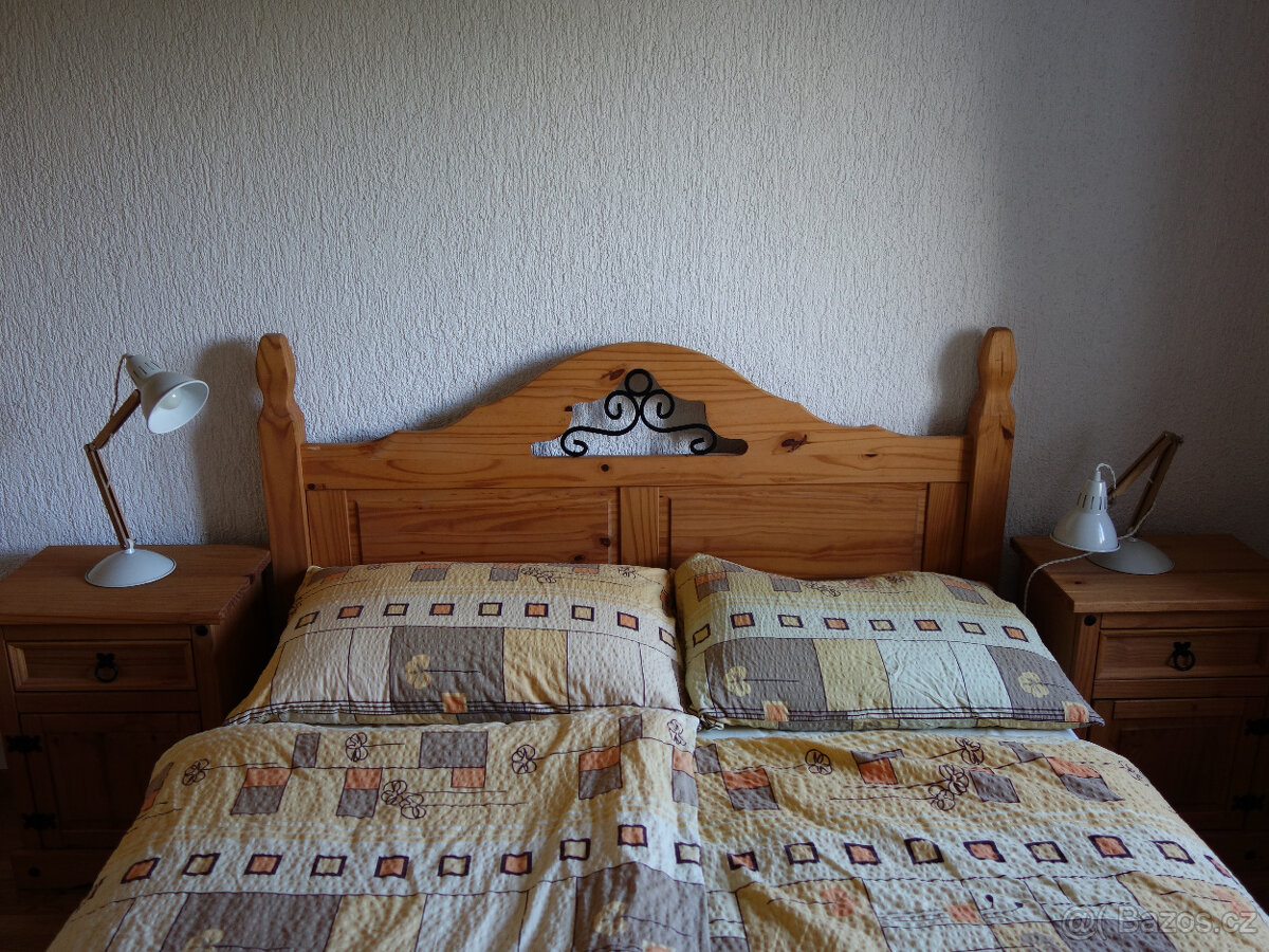 Krásná dřevěná postel + 2 noční stolky