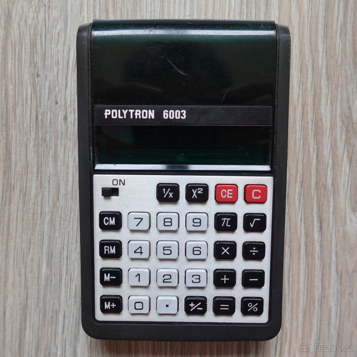 Stará kalkulačka Polytron 6003