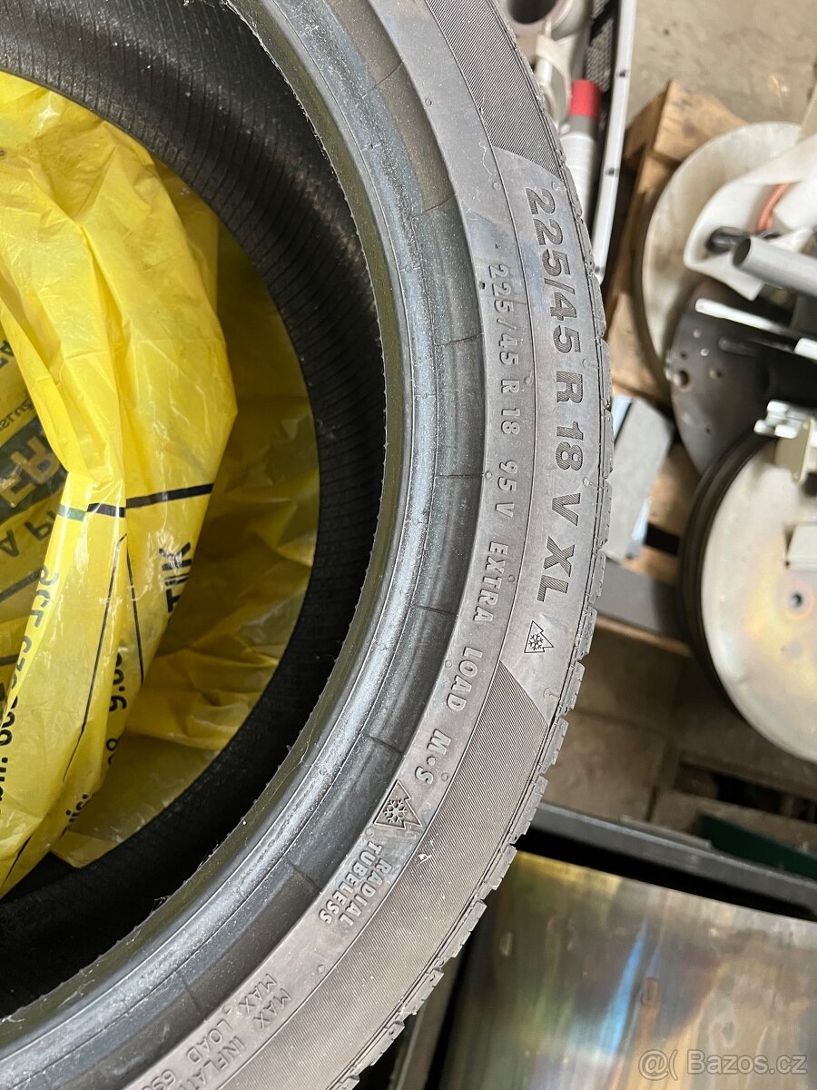 Pneu 225/45 R18 V XL 4x