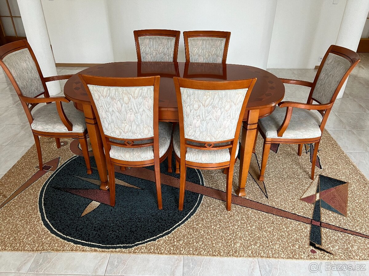 Jídelní rozkládací stůl, 6 židlí, koberec.