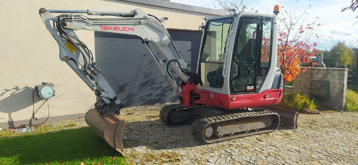 minibagr Takeuchi TB235