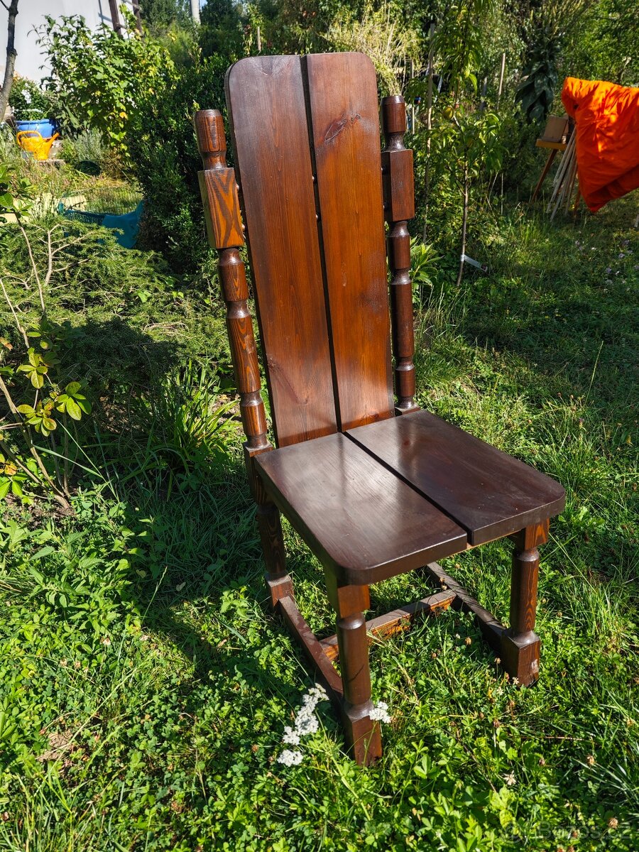 Dřevěné židle z masivu a stůl