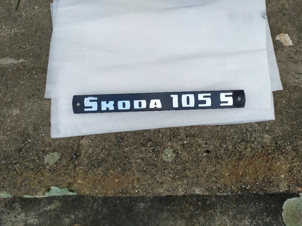 Škoda 105 S zadní znak čela