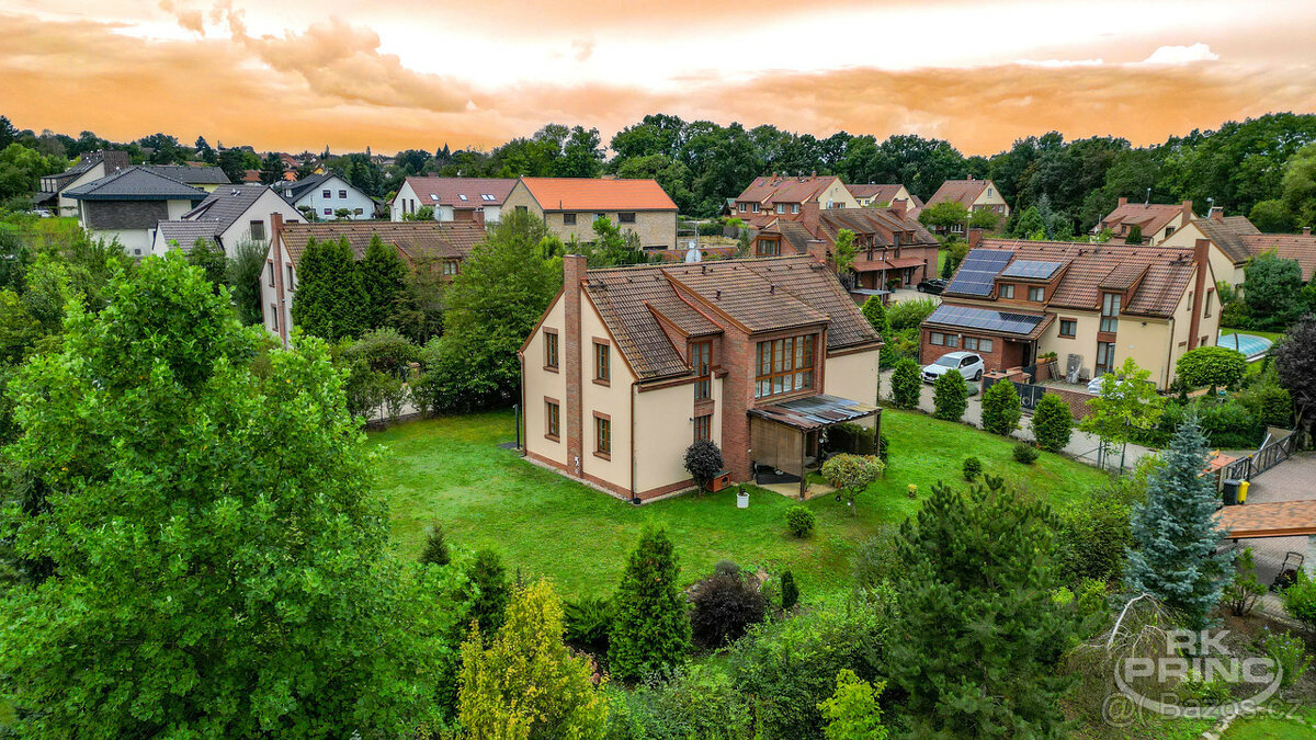 Rodinný dům 6+1, na pozemku 1.036 m2, Dobřejovice, Praha - v