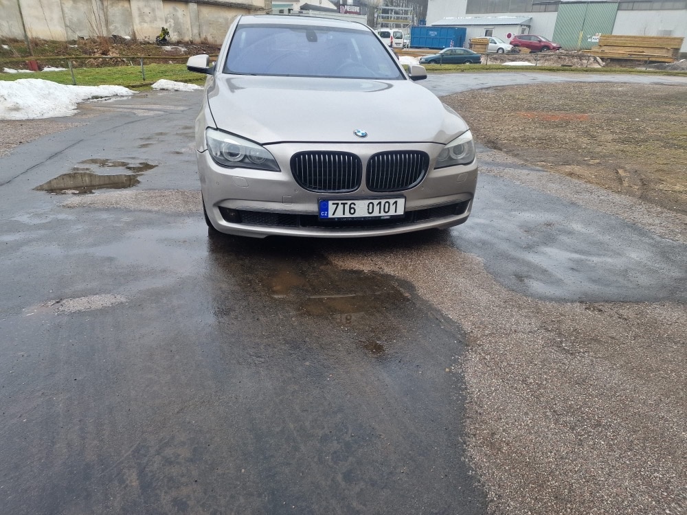 BMW 740d f01 rok 2010 velká výbava najeto 420tkm