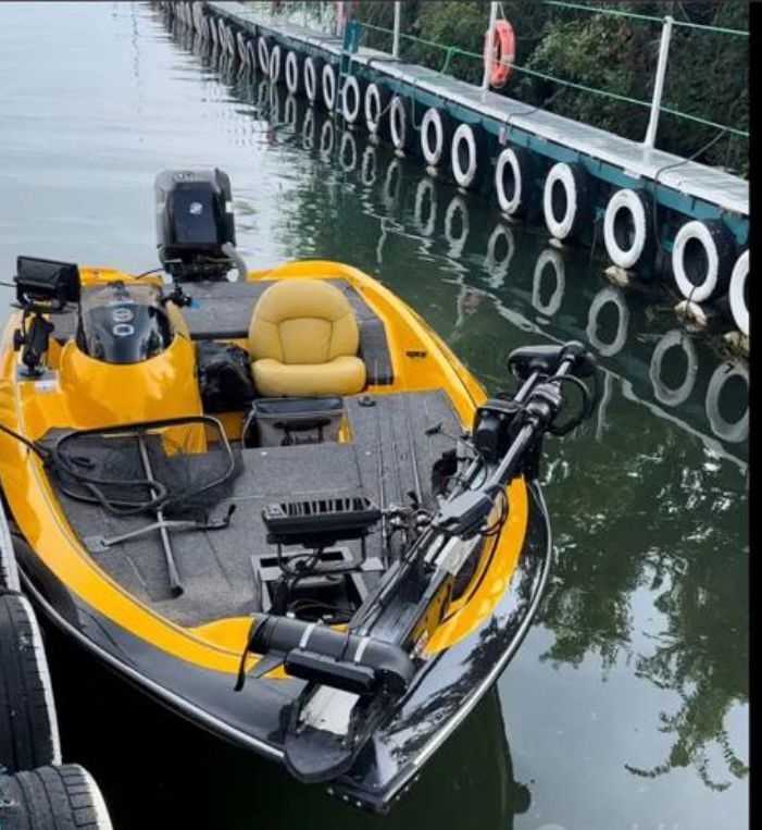 Nitro 5,6m - Americký rybářský člun - bass boat