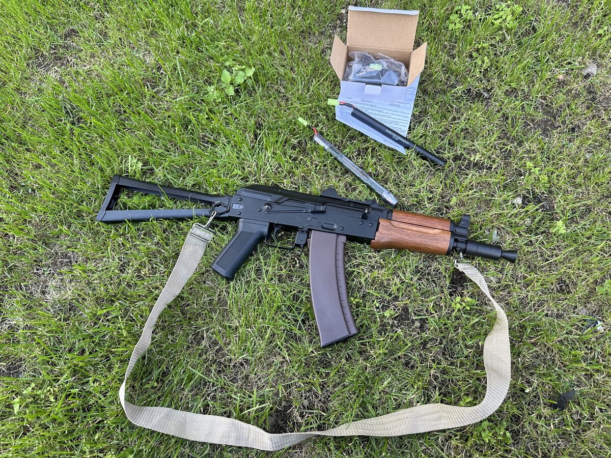 AIRSOFTOVÁ ZBRAŇ AKS-47U.