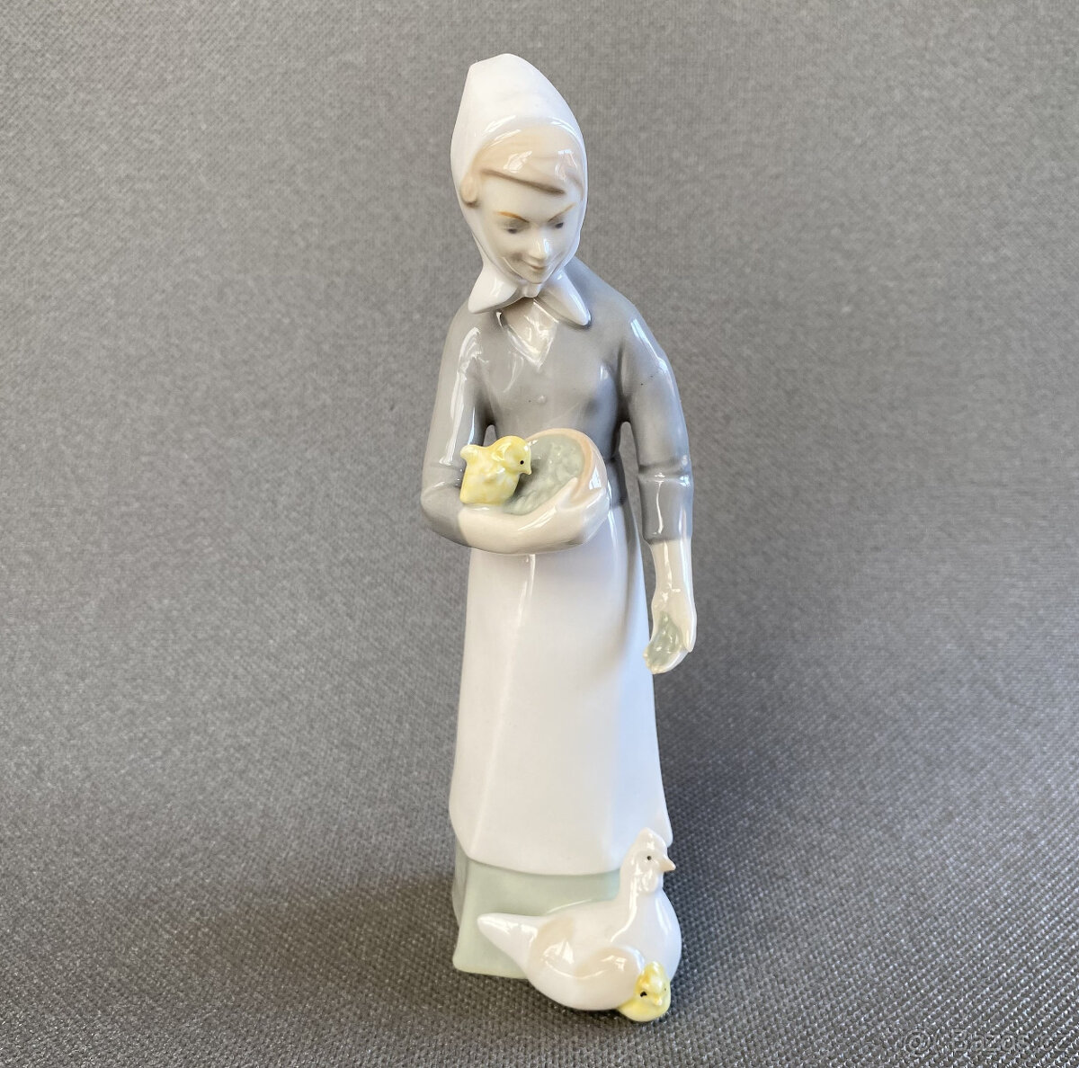 Porcelánová soška Paní s kuřaty 19.5 cm, Lippelsdorf