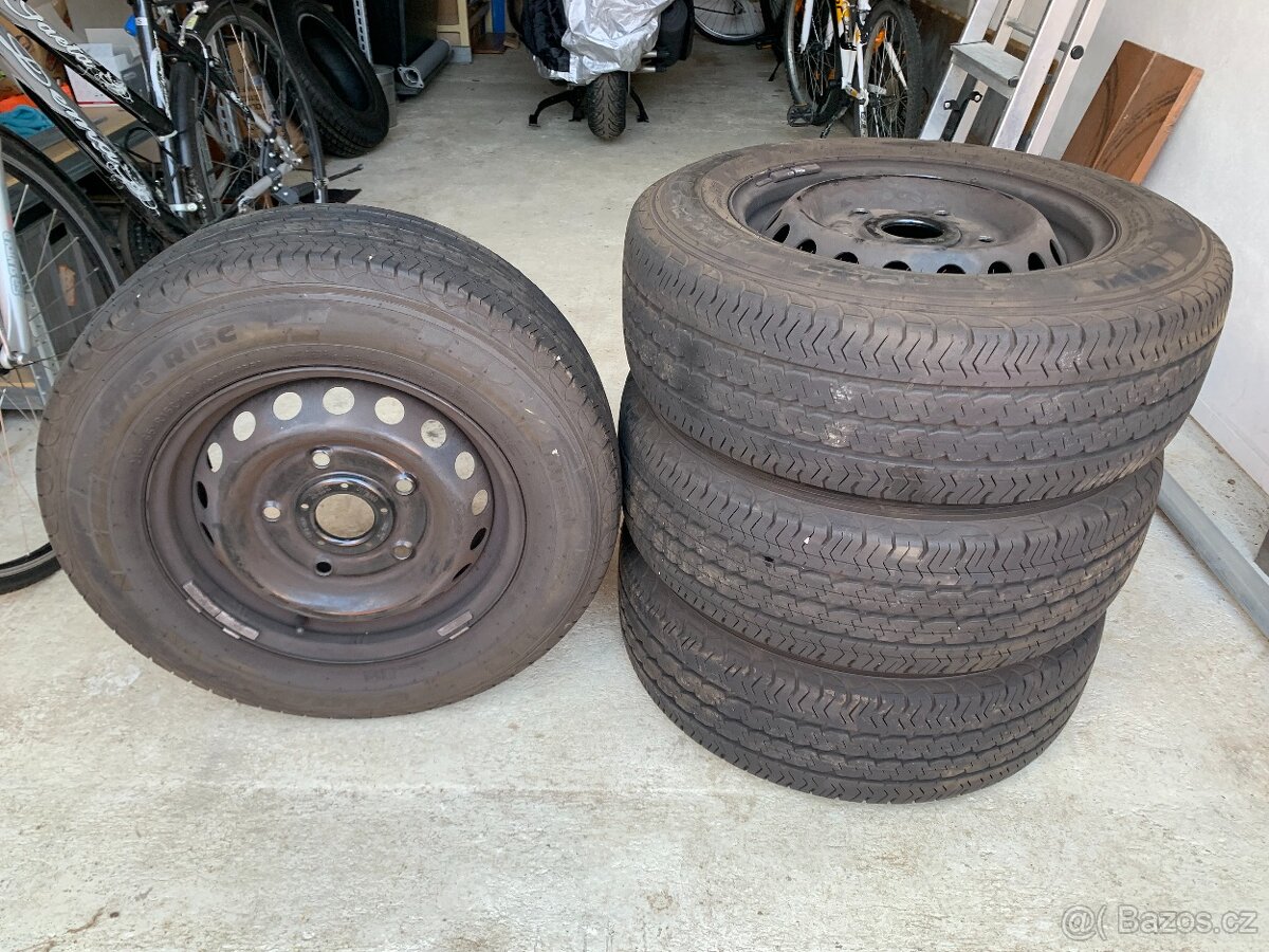 Prodám letní pneu s disky, originál Ford, rozměr 215/65 R15C