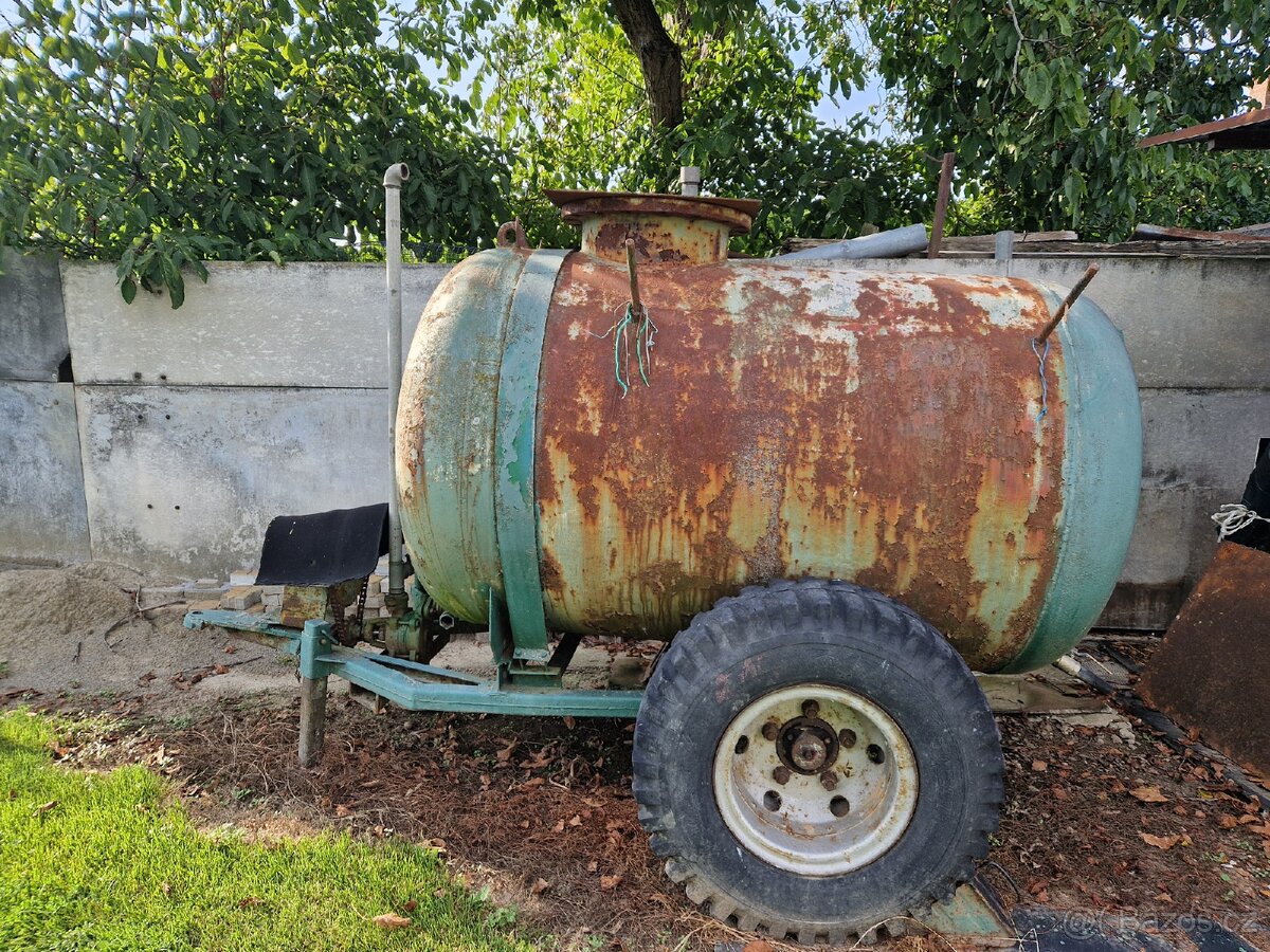 Nadrz na vodu.Soucasti nadrze je cerpadlo na cerpani vody