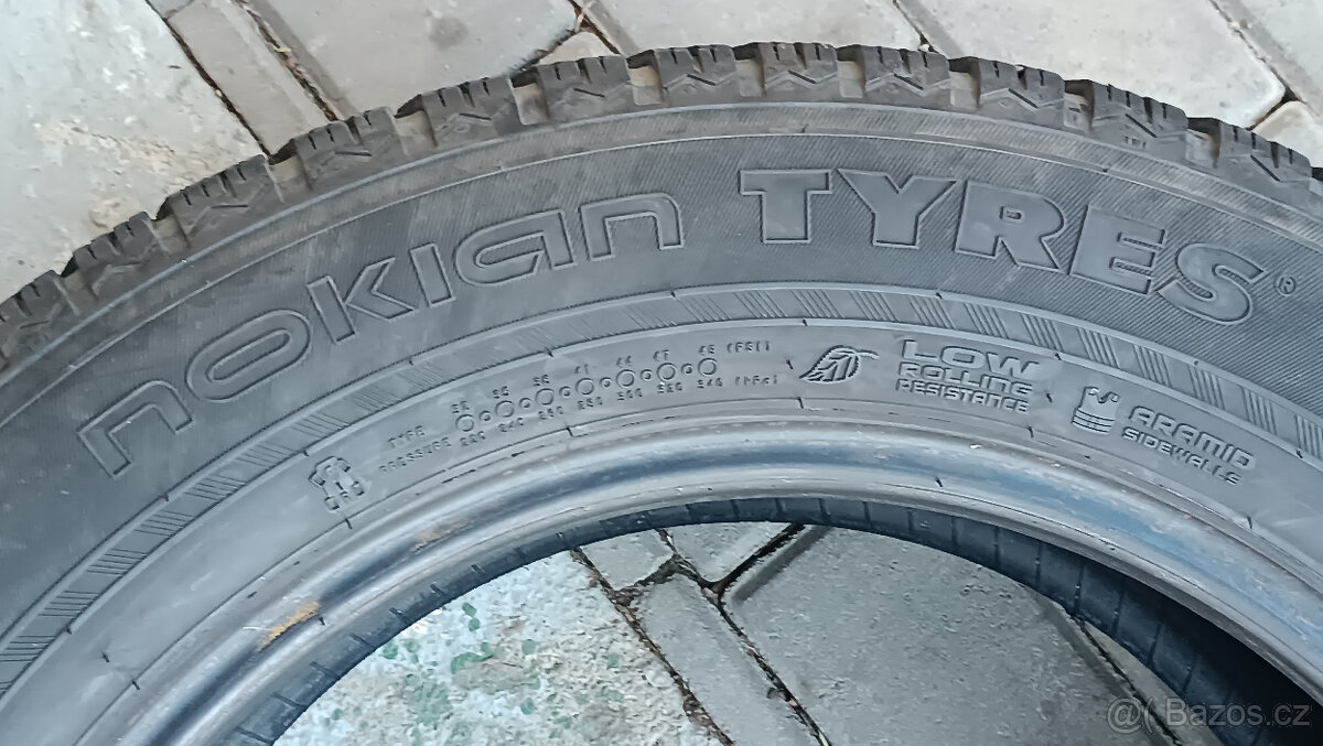 Zimní pneu  Nokian  215/65R17