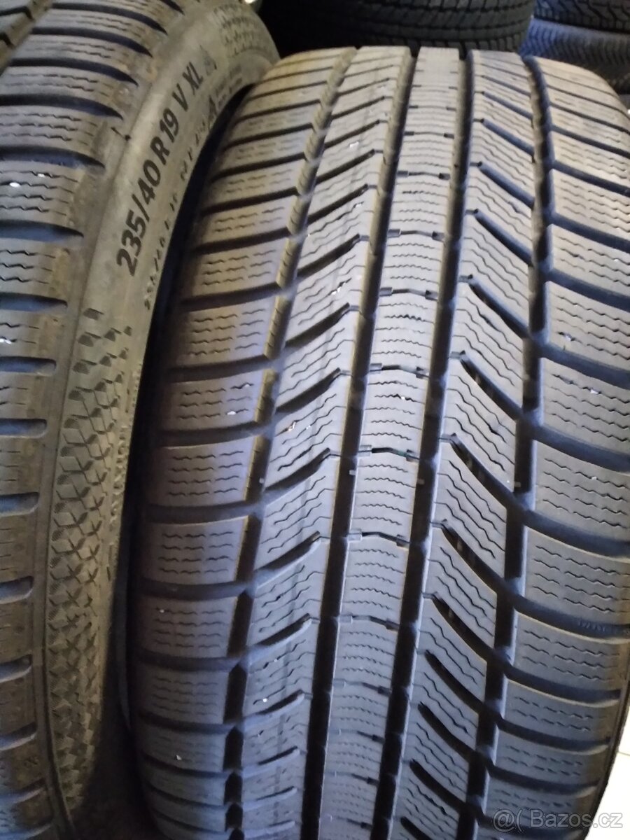 235/40R19 zimni