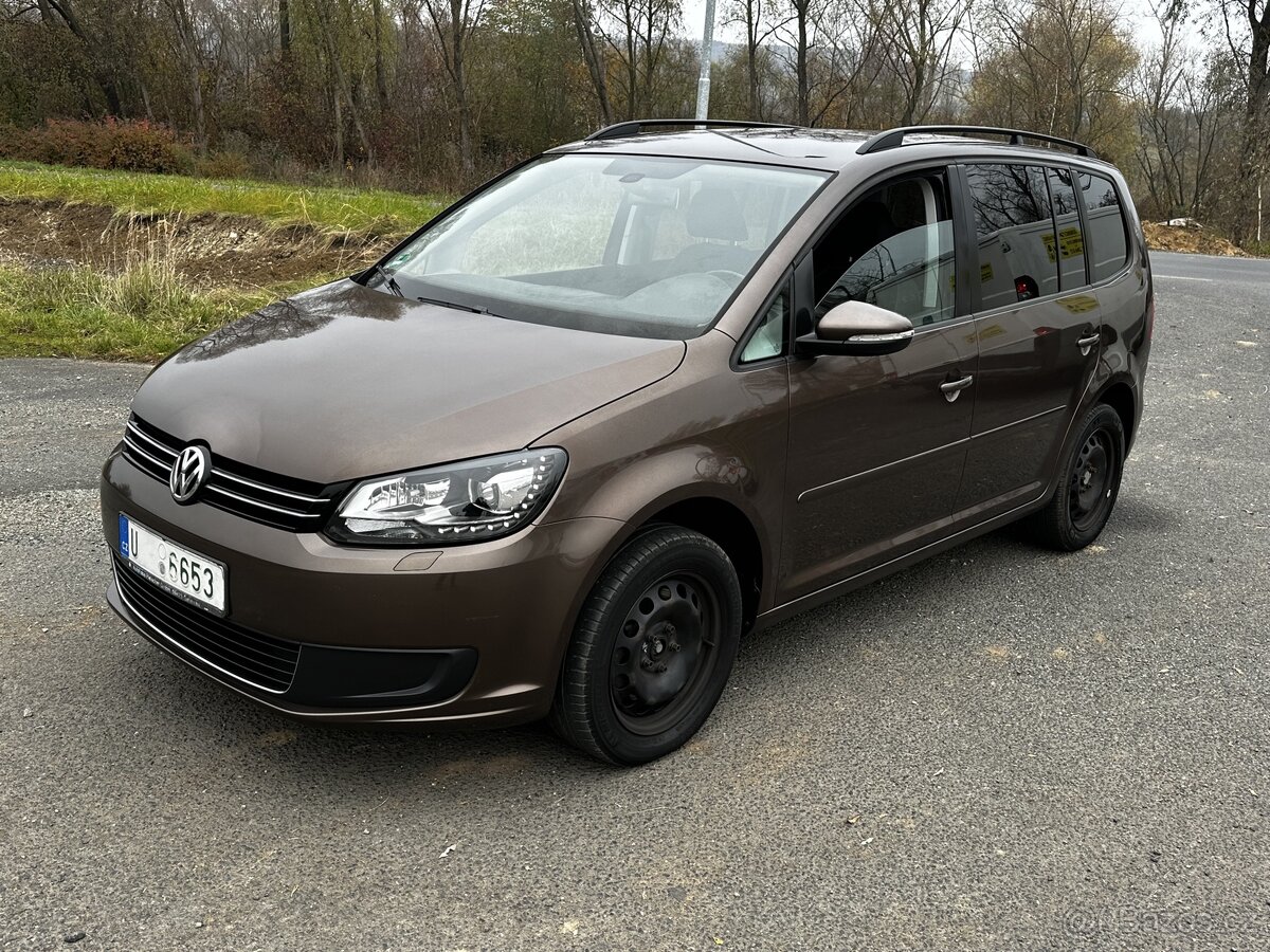 VW Touran 2.0TDi 103kw, r.2011, serviska, 1.maj.