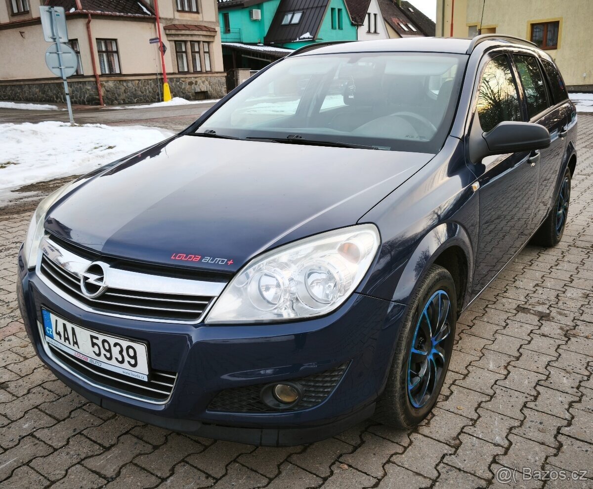 OPEL ASTRA CARAVAN 1.6 BENZÍN - ROK 2008 - NOVÁ STK