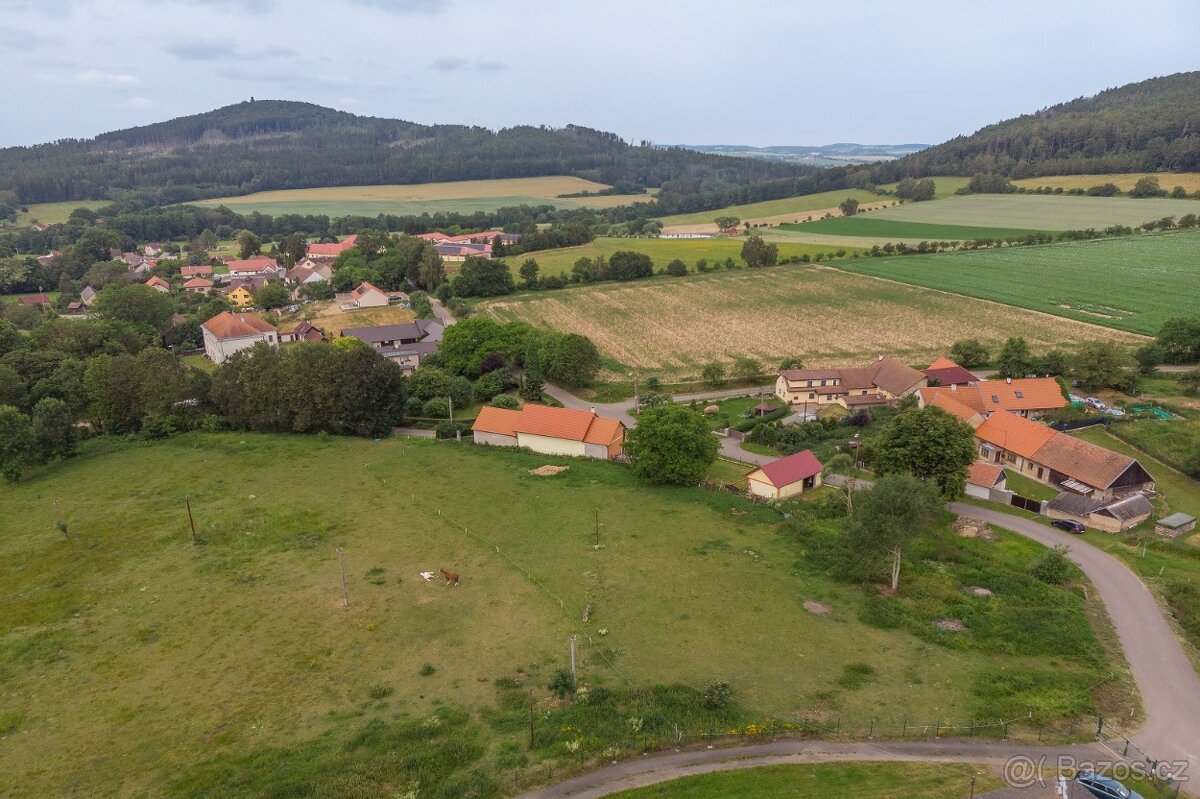 Stavební pozemek s hetarovou loukou