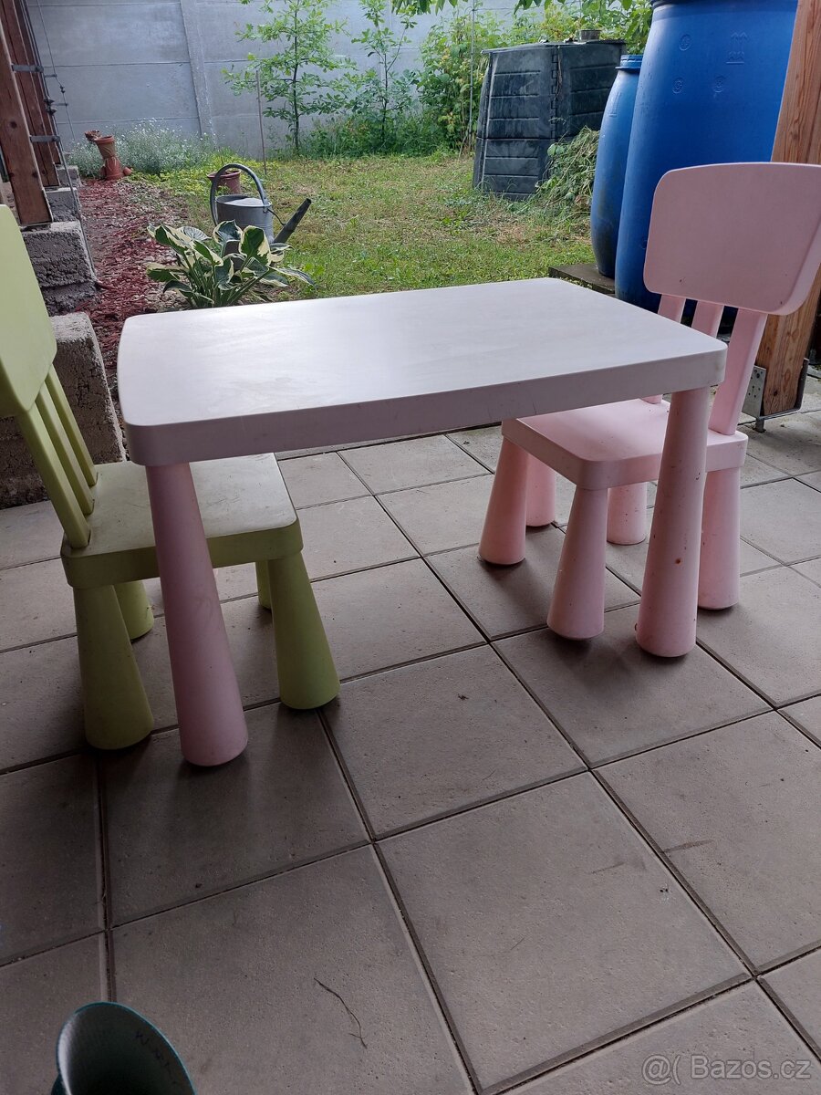 Plastový stůl a 2 židle Ikea