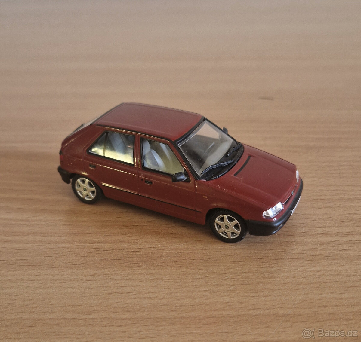 červený kovový model Škoda Felicie (Abrex 1:43)