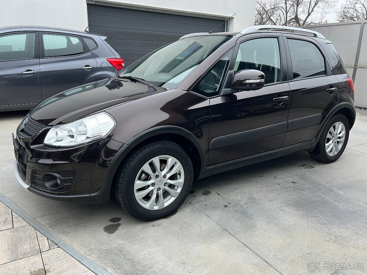 SUZUKI SX4 1,6i 88KW 1.MAJITEL 35000KM NAVIG.TAŽNÉ VYHŘ.SED.