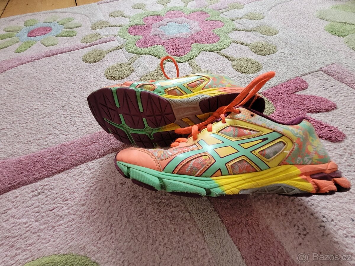 Běžecké boty Asics Noosa Tri vel. 37