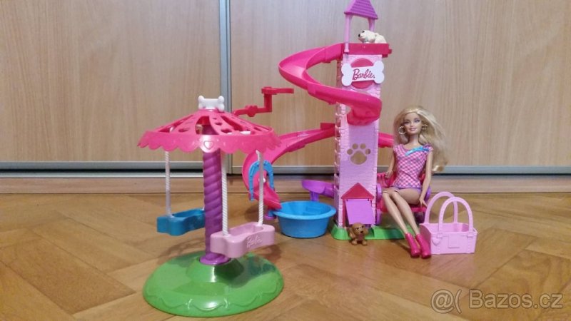 Barbie a psí skluzavka s kolotočem