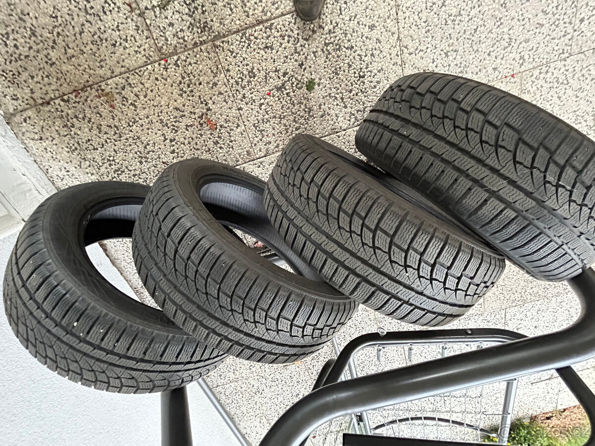 Sada 4 ks zimní pneu NOKIAN  215/50 R18 92V, 7mm vzorek