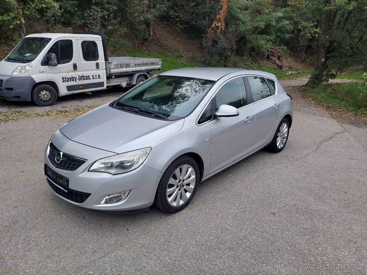 Opel Astra J 1.6 16V, 85kw, rok 2010...