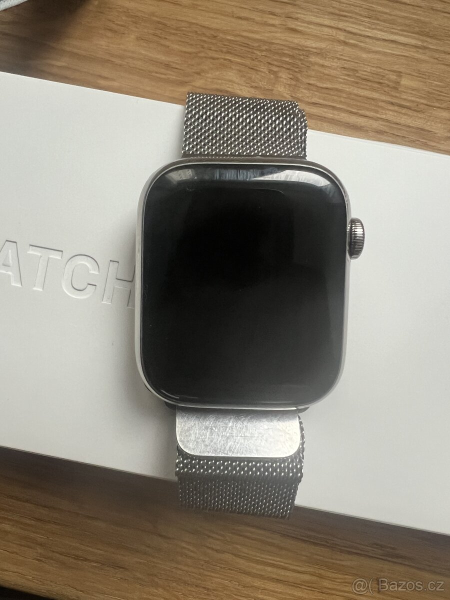 Apple Watch Series 8 • GPS + Cellular • 45mm nerezová ocel