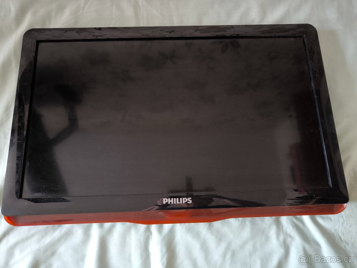 Zánovní LCD TV PHILIPS 26" s držákem na zeď.