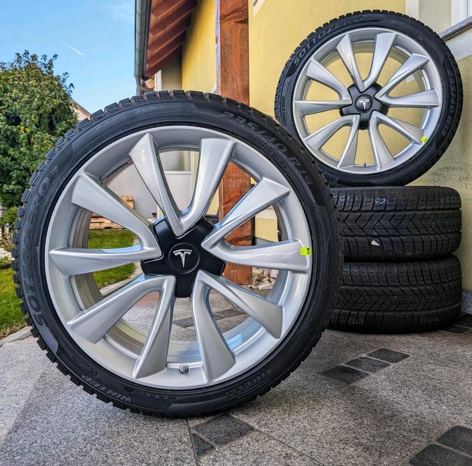 Nová zimní kola Tesla Model 3 orig. alu "19" pneu Pirelli