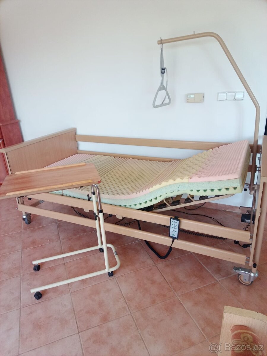 Polohovací postel s elektrickým ovládáním + židle