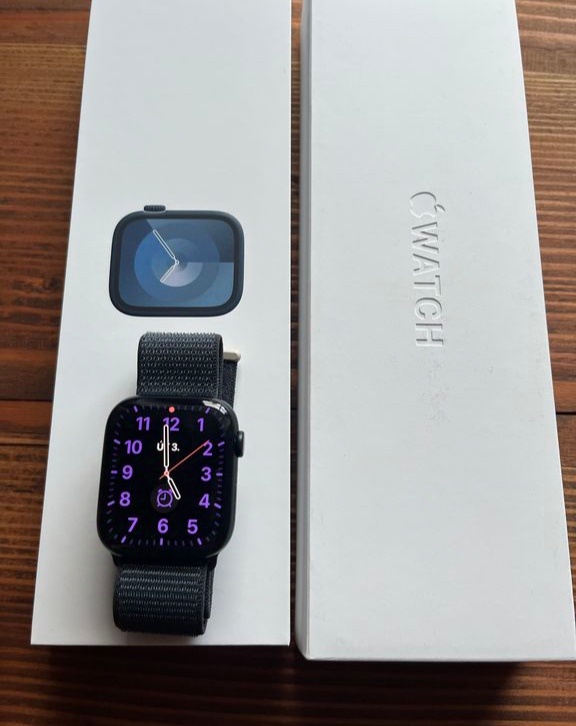 Apple Watch 9 45mm Cellular. Top