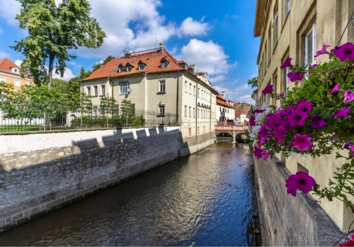 Vyměním menší byt za větší - Malá Strana